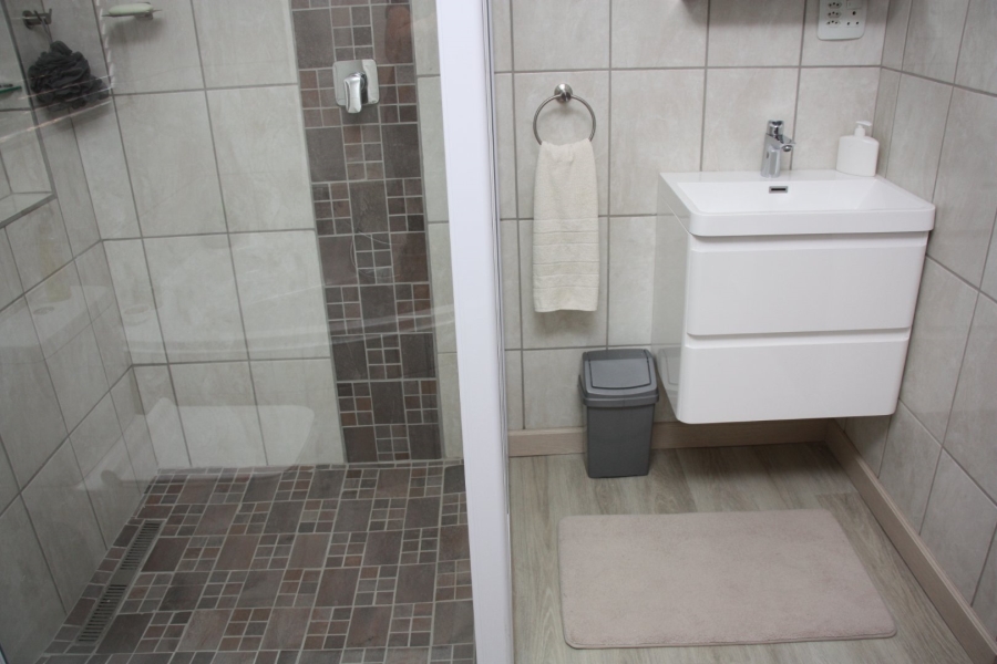 5 Bedroom Property for Sale in Langenhovenpark Free State